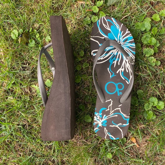 OP brown wedge flip flops - Picture 3 of 8